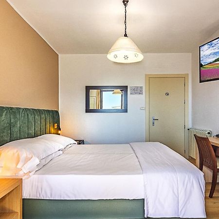 Hotel Virginia Marina di Massa Kültér fotó