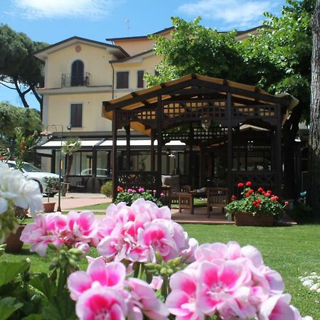 Hotel Virginia Marina di Massa Kültér fotó