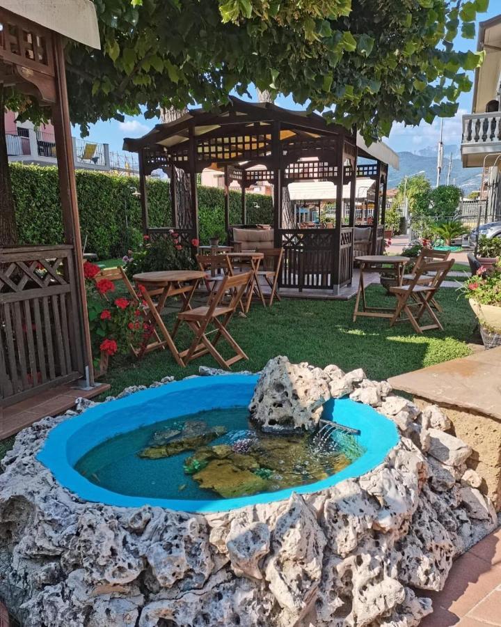 Hotel Virginia Marina di Massa Kültér fotó