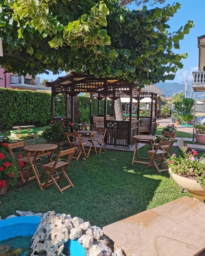 Hotel Virginia Marina di Massa Kültér fotó