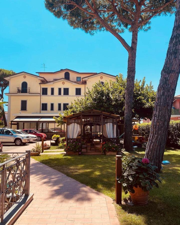Hotel Virginia Marina di Massa Kültér fotó