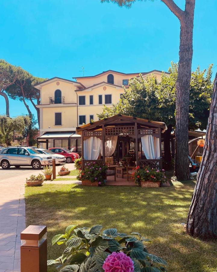 Hotel Virginia Marina di Massa Kültér fotó