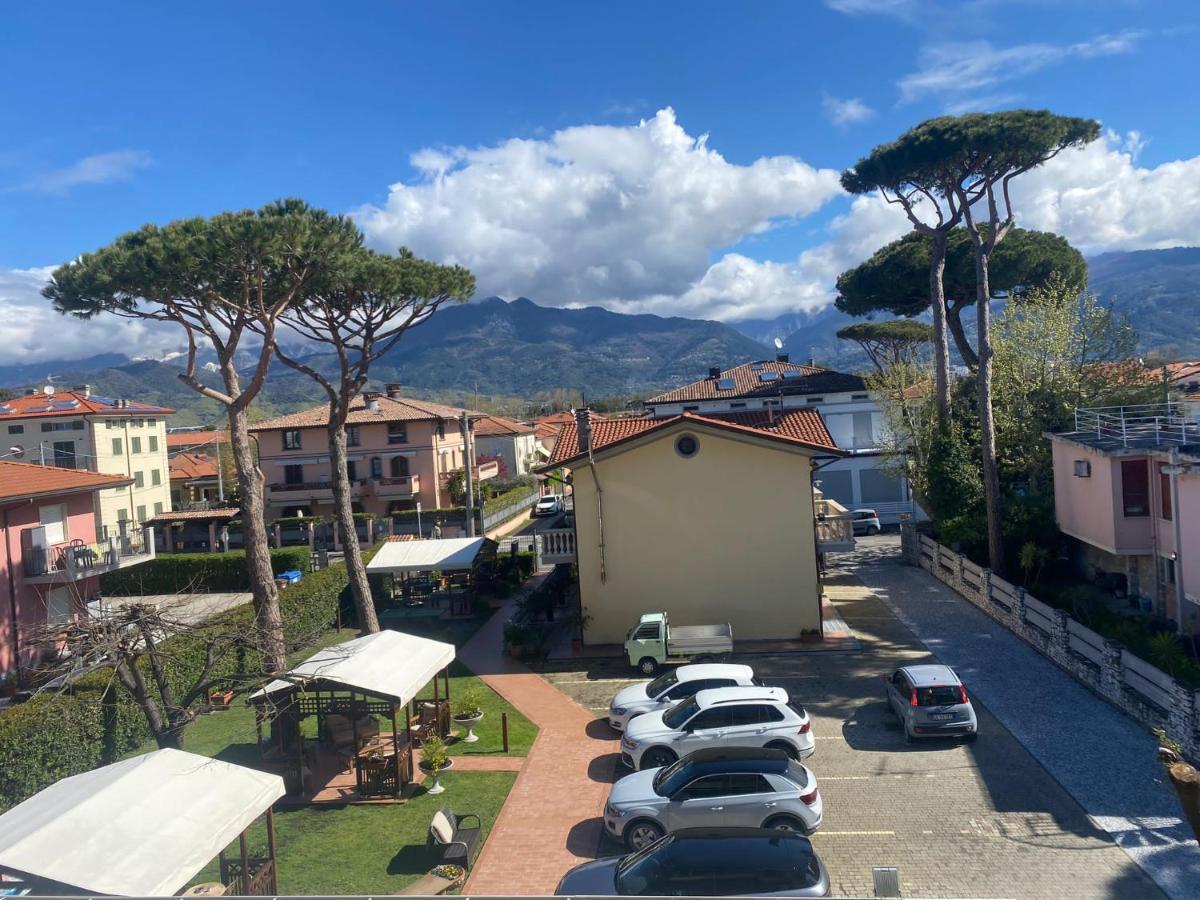 Hotel Virginia Marina di Massa Kültér fotó