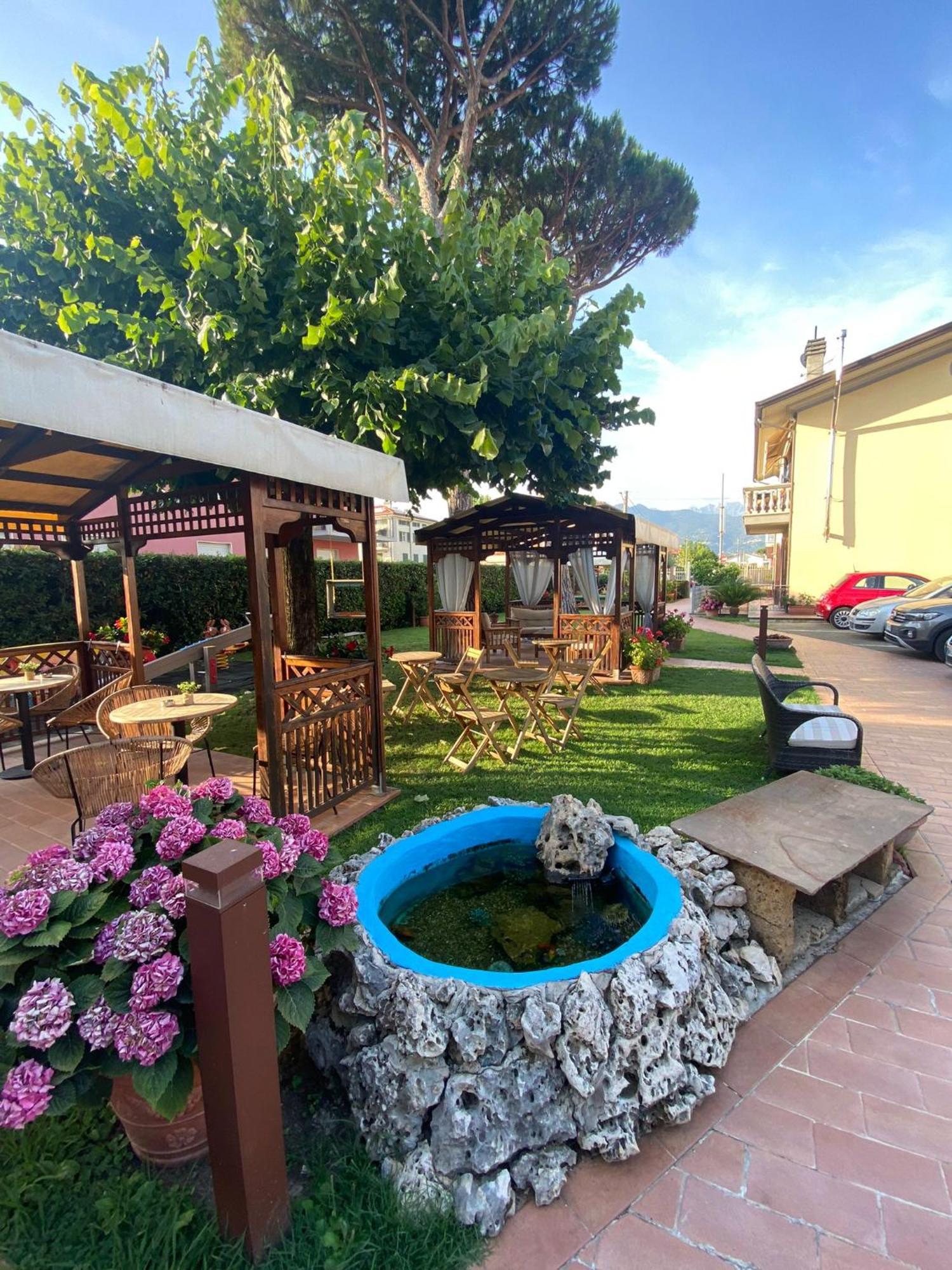 Hotel Virginia Marina di Massa Kültér fotó