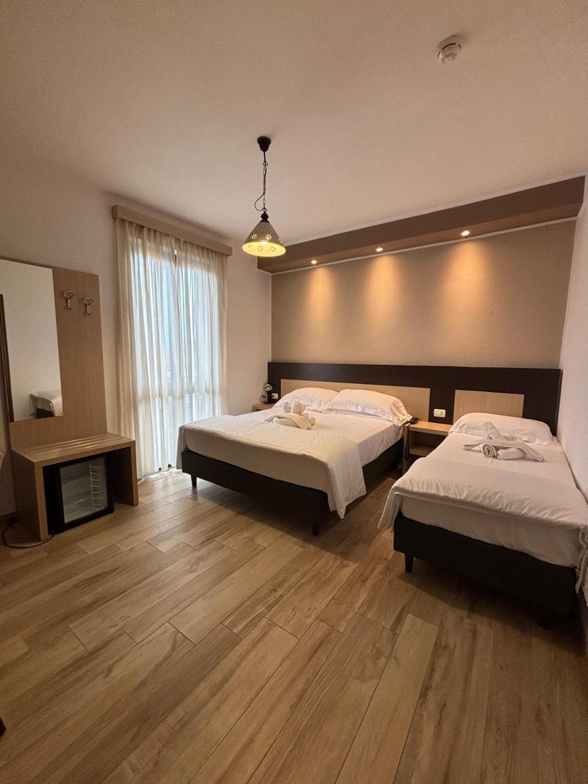 Hotel Virginia Marina di Massa Kültér fotó