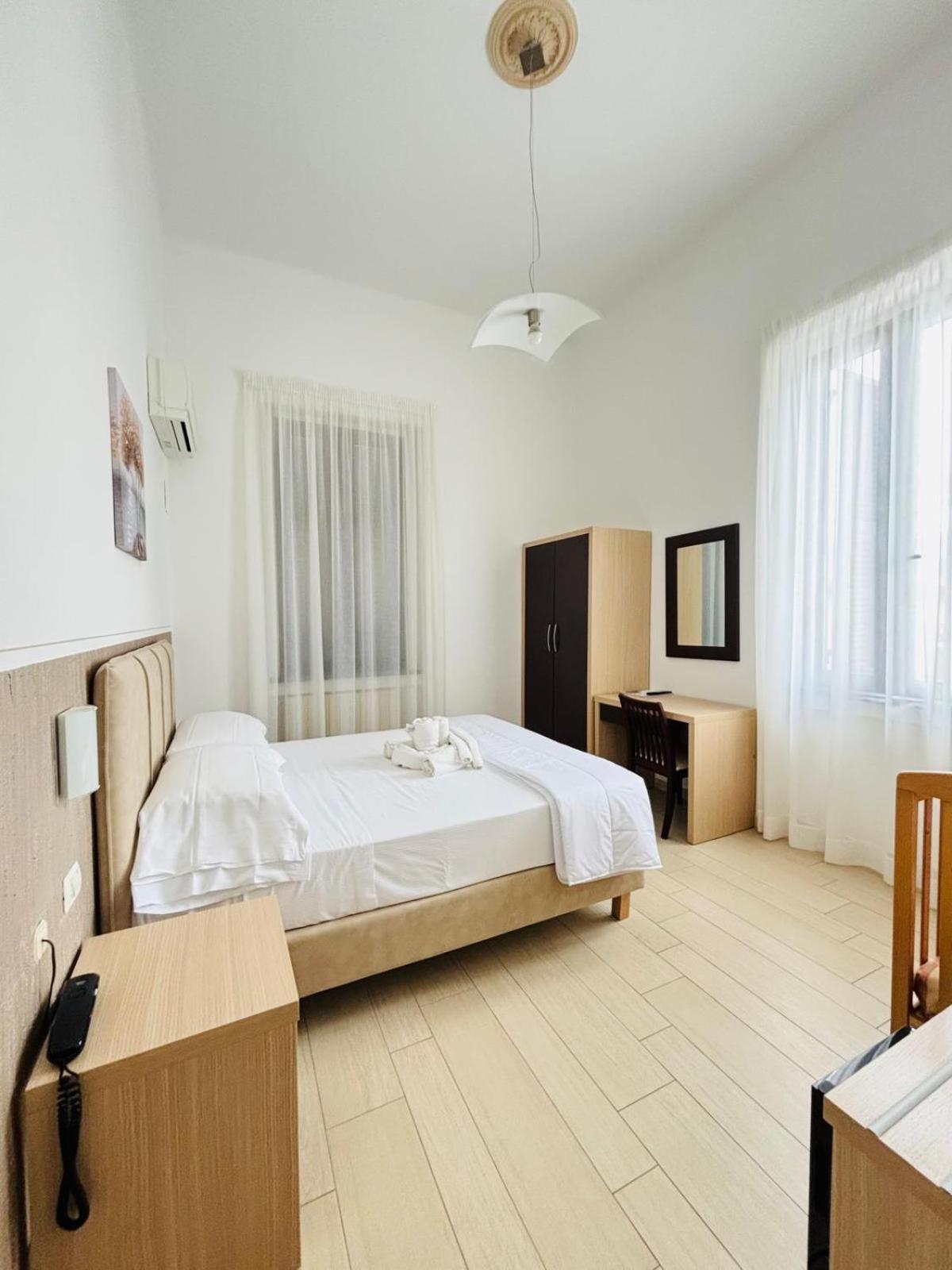 Hotel Virginia Marina di Massa Kültér fotó