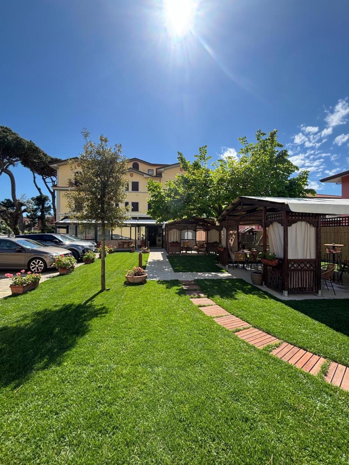 Hotel Virginia Marina di Massa Kültér fotó