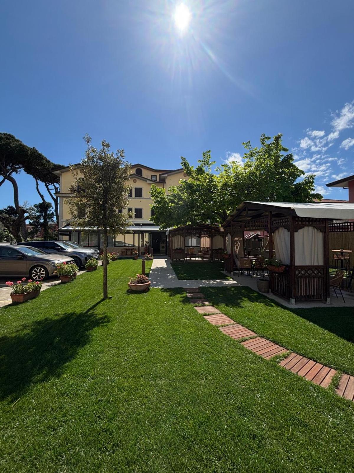 Hotel Virginia Marina di Massa Kültér fotó