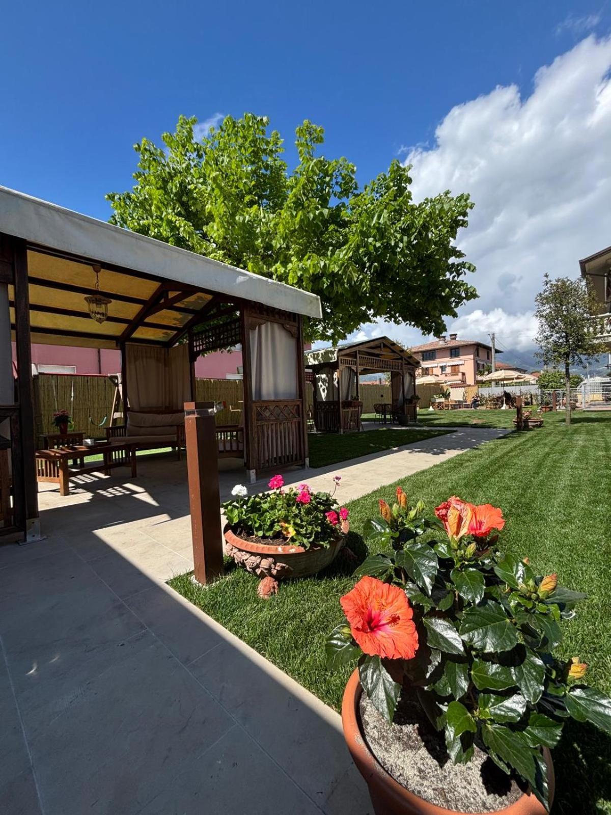 Hotel Virginia Marina di Massa Kültér fotó