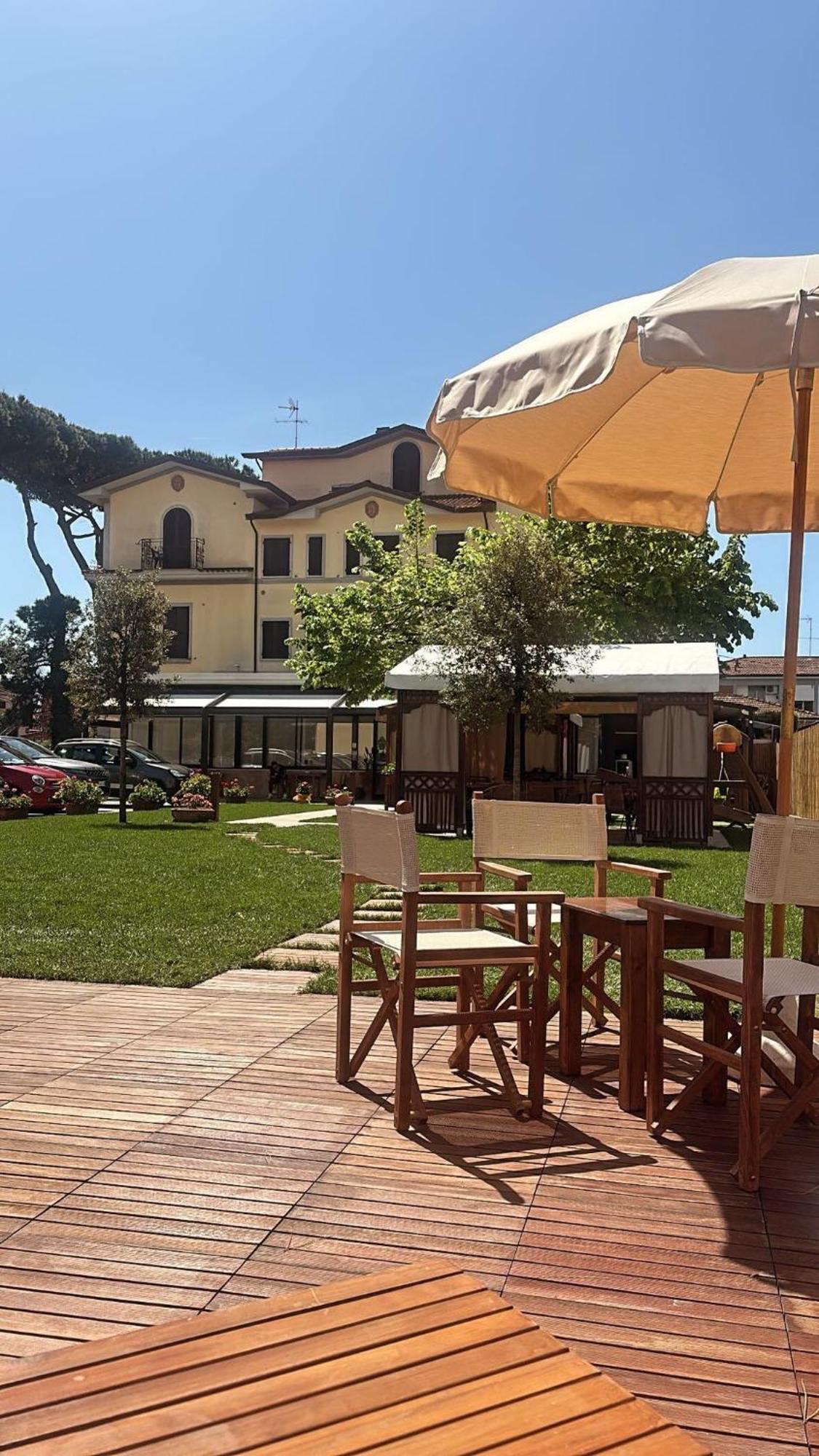 Hotel Virginia Marina di Massa Kültér fotó