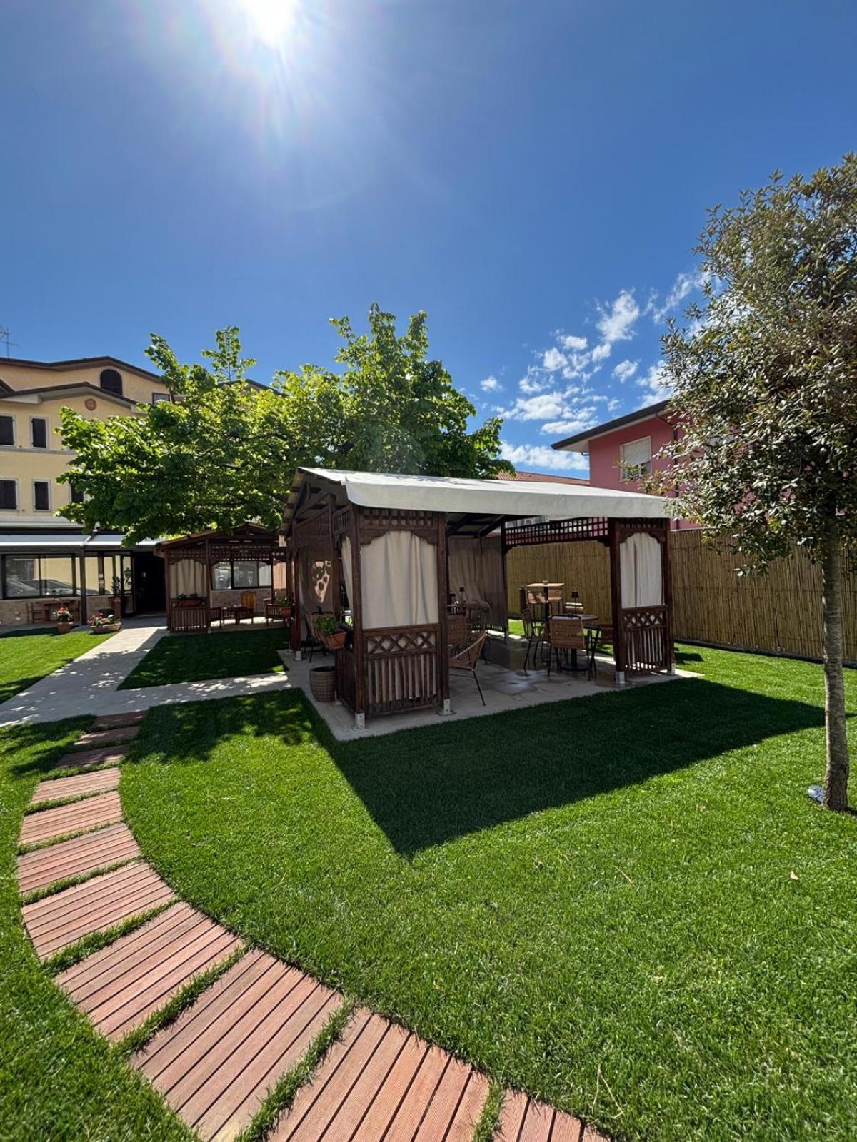Hotel Virginia Marina di Massa Kültér fotó