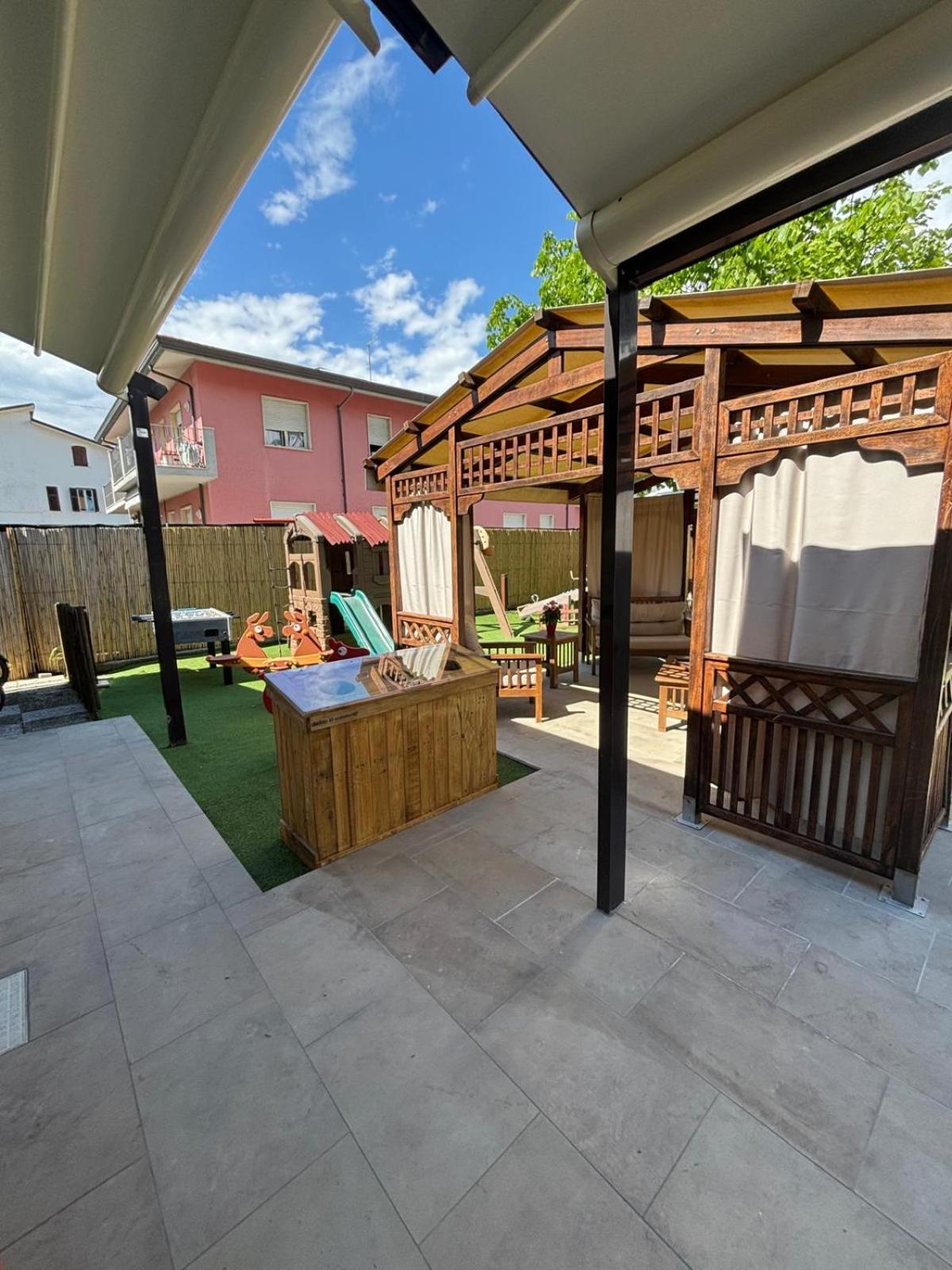 Hotel Virginia Marina di Massa Kültér fotó
