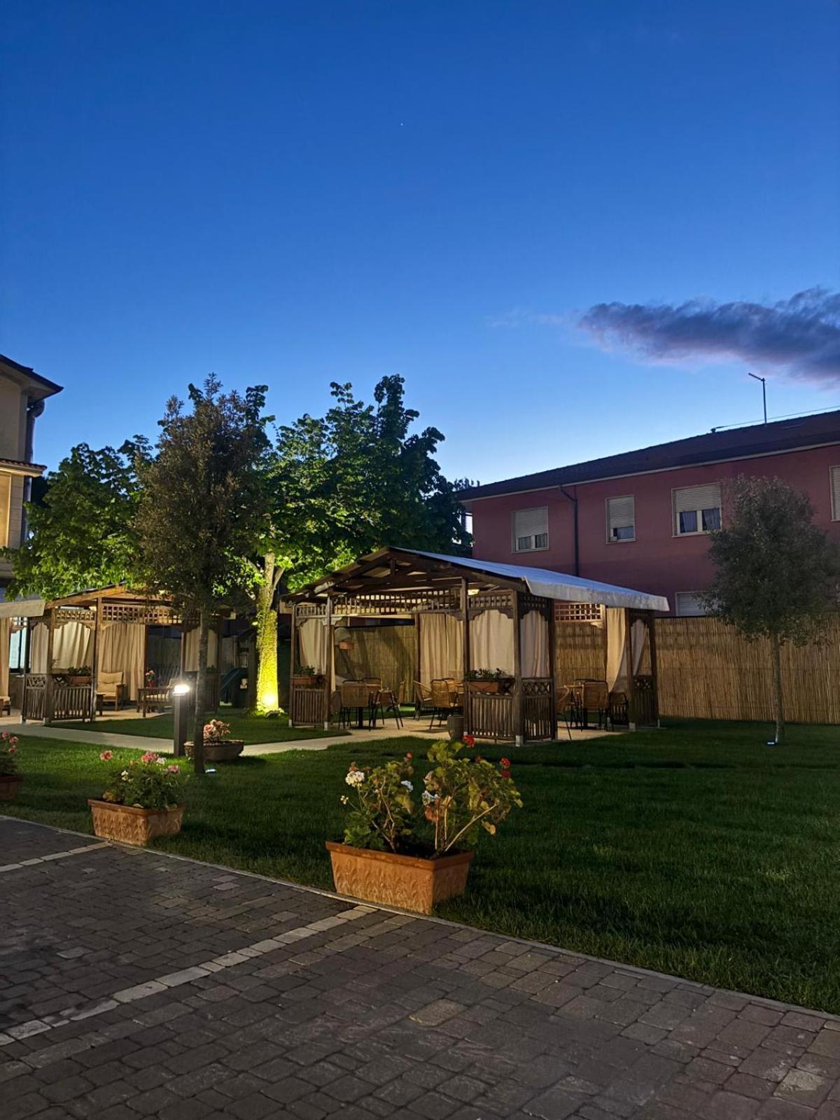 Hotel Virginia Marina di Massa Kültér fotó