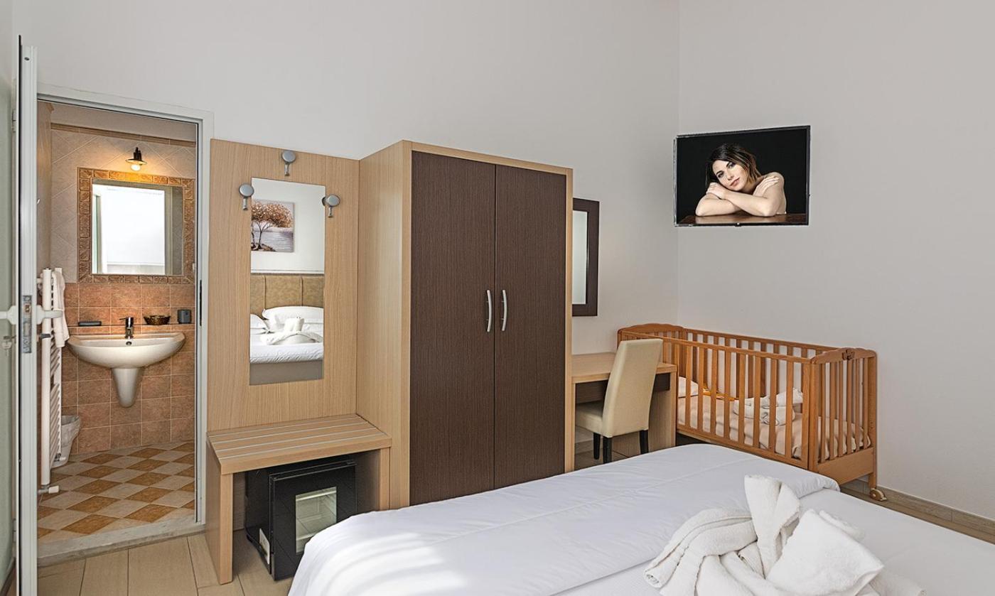 Hotel Virginia Marina di Massa Kültér fotó