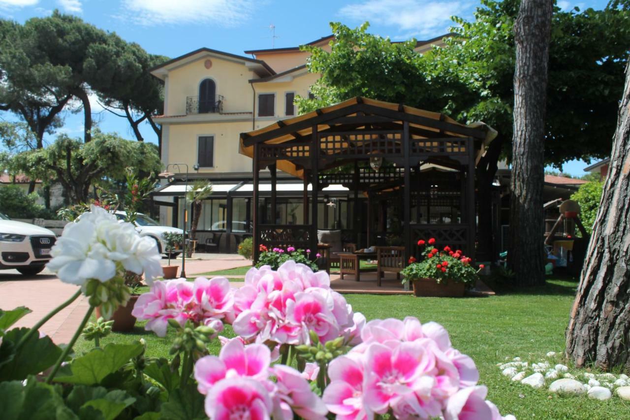 Hotel Virginia Marina di Massa Kültér fotó