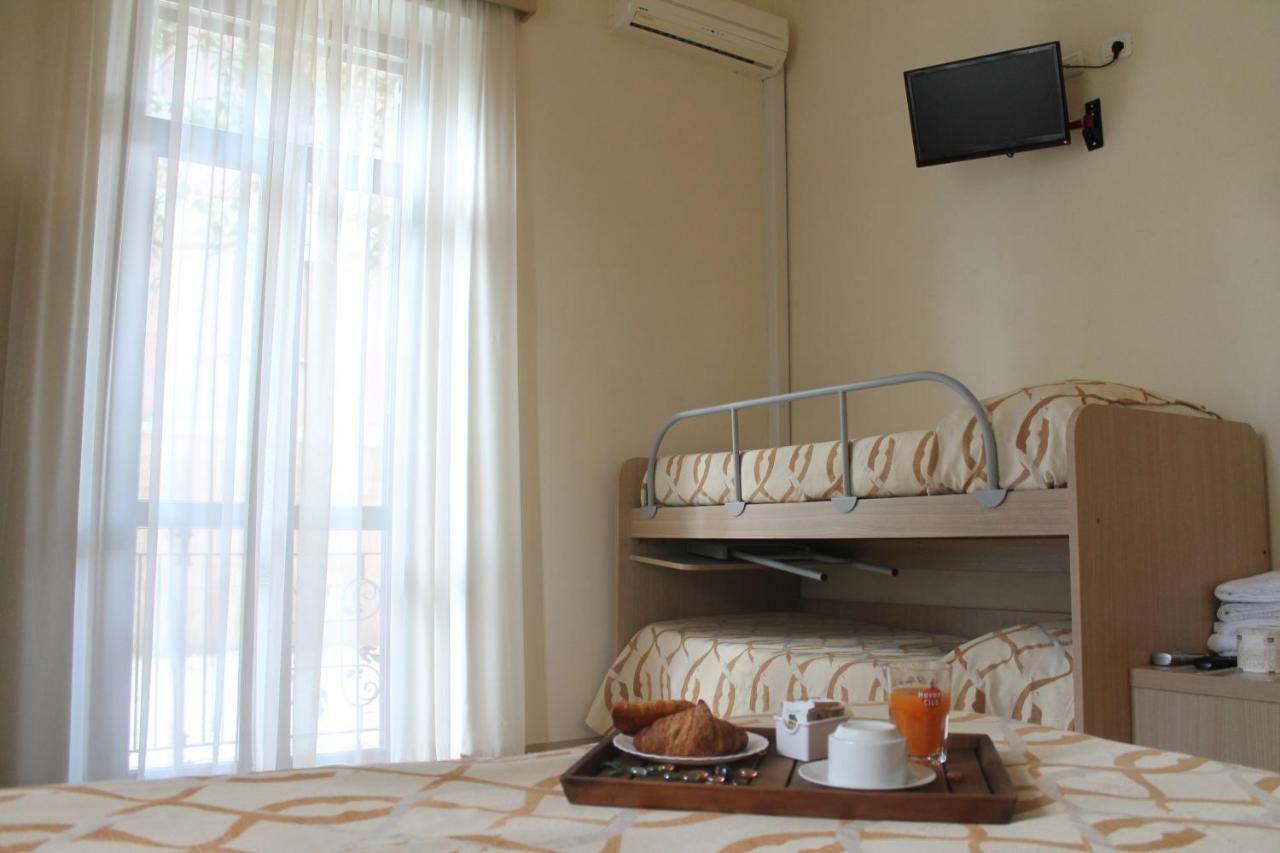 Hotel Virginia Marina di Massa Kültér fotó