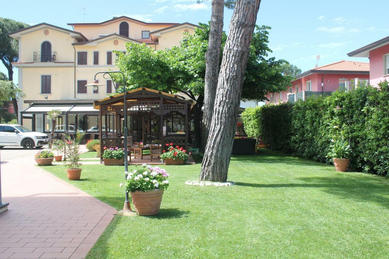 Hotel Virginia Marina di Massa Kültér fotó