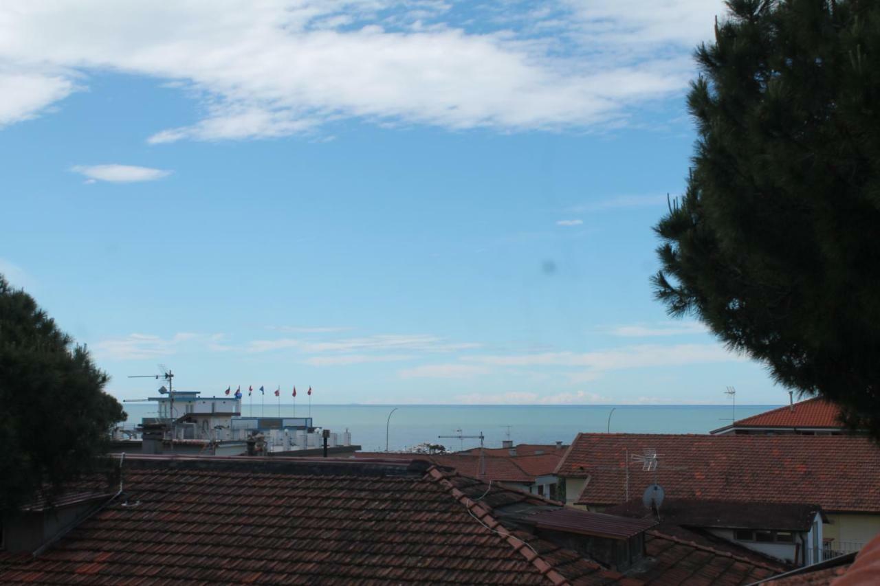 Hotel Virginia Marina di Massa Kültér fotó