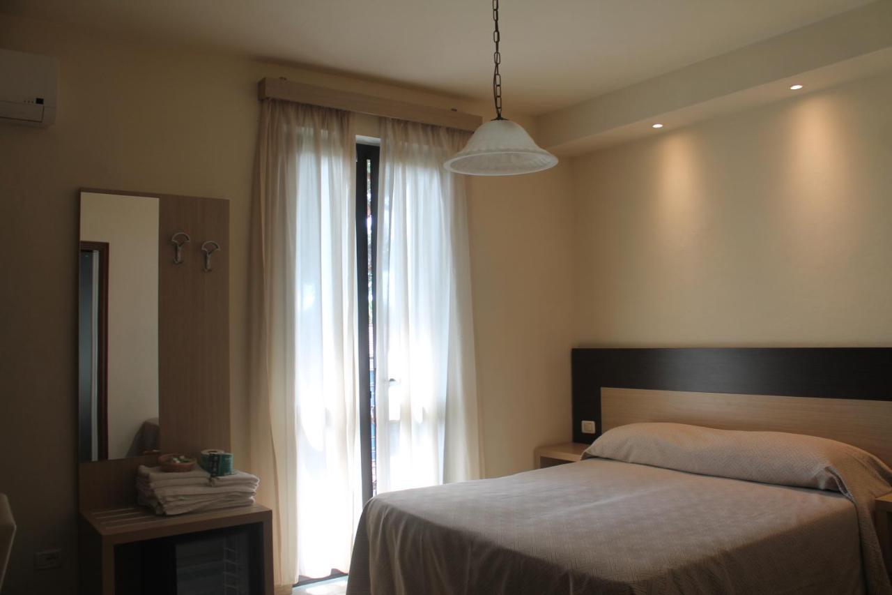 Hotel Virginia Marina di Massa Kültér fotó